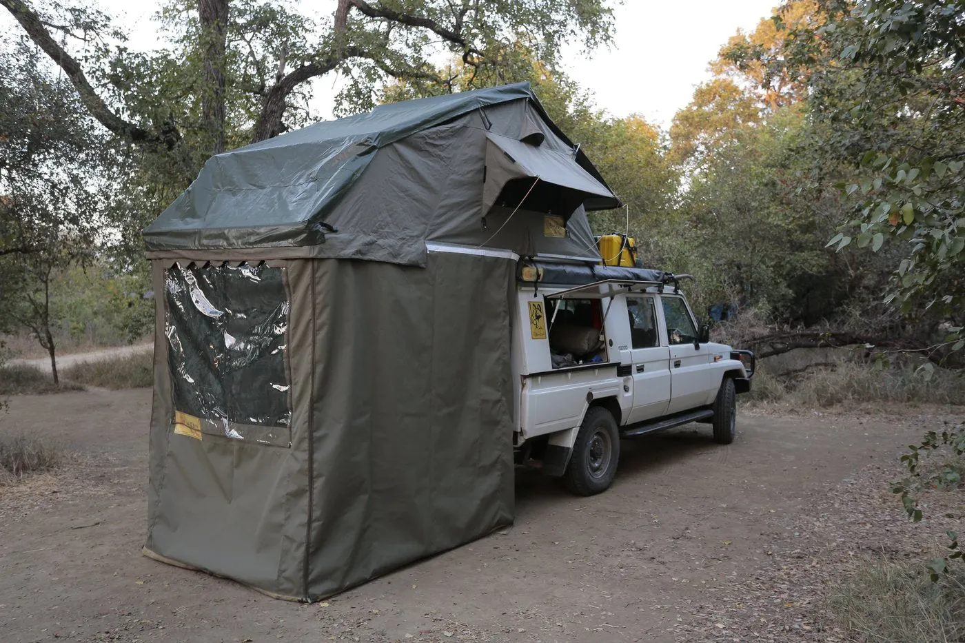 Eezi-Awn XKLUSIV Roof Top Tent