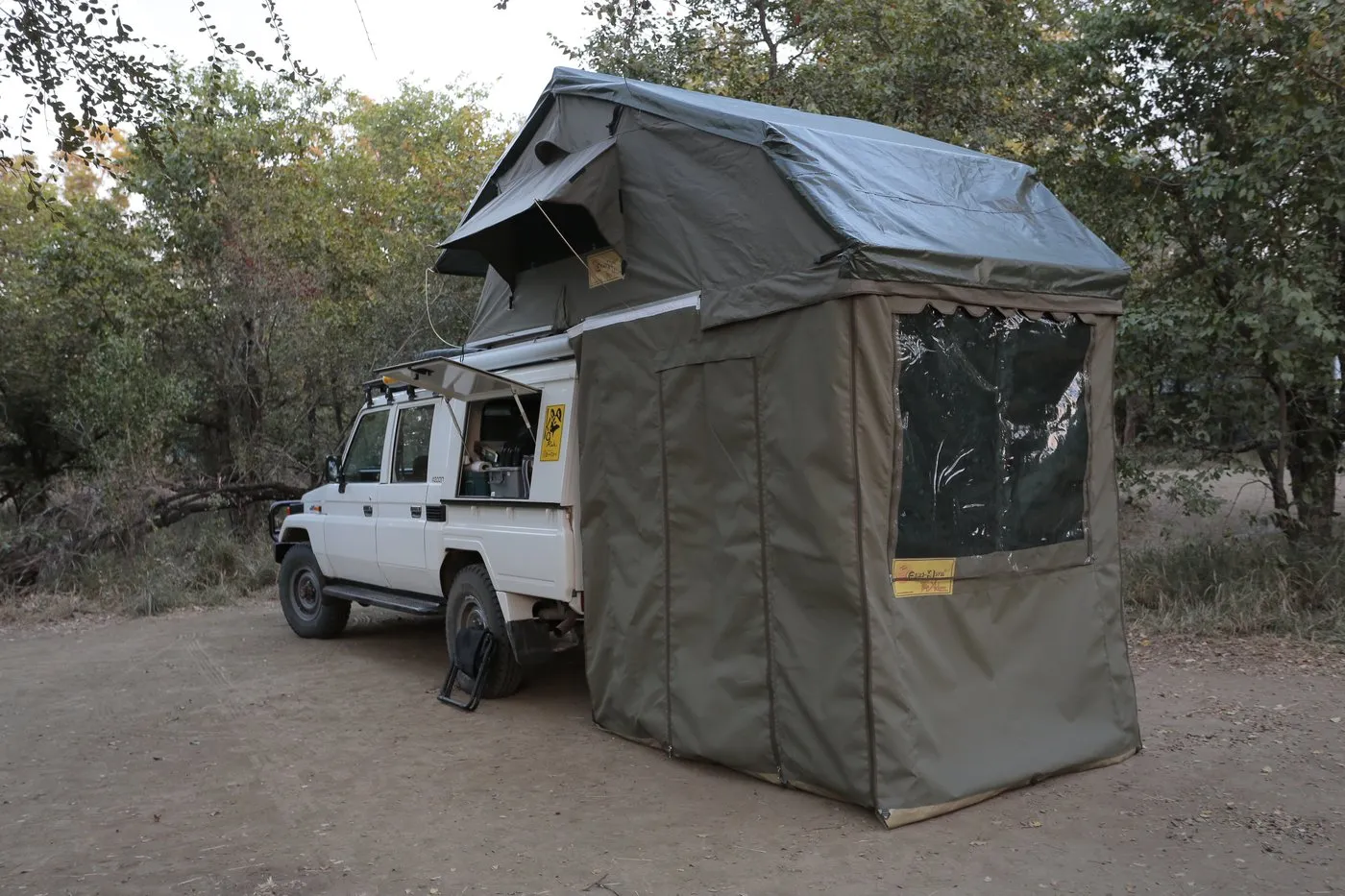 Eezi-Awn XKLUSIV Roof Top Tent